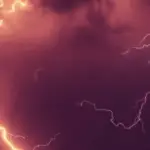 Warum gibt es rote Blitze bei Gewitter & sind sie gefährlich?